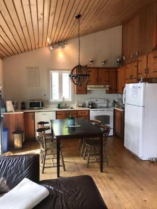 Om Chalet 2 Avec Spa Et Foyer Borde Du Fleuve Saint-Pierre-de-l'Ile-d'Orleans Luaran gambar