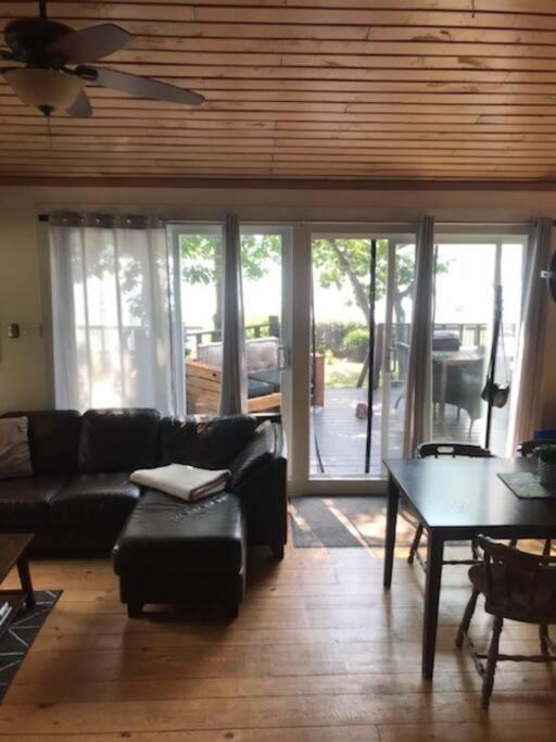 Om Chalet 2 Avec Spa Et Foyer Borde Du Fleuve Saint-Pierre-de-l'Ile-d'Orleans Luaran gambar