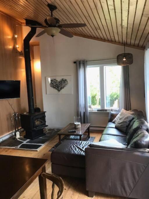 Om Chalet 2 Avec Spa Et Foyer Borde Du Fleuve Saint-Pierre-de-l'Ile-d'Orleans Luaran gambar